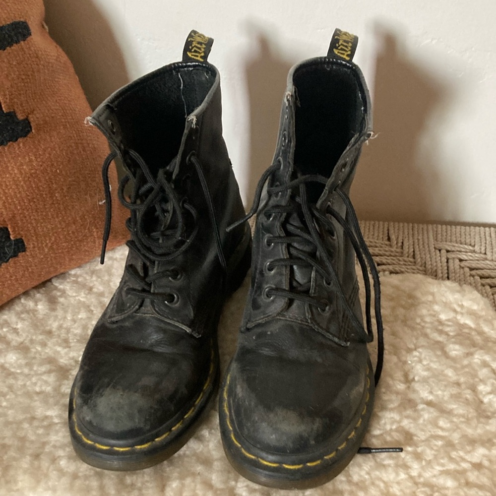 Dr Marten 8hole black classic boot